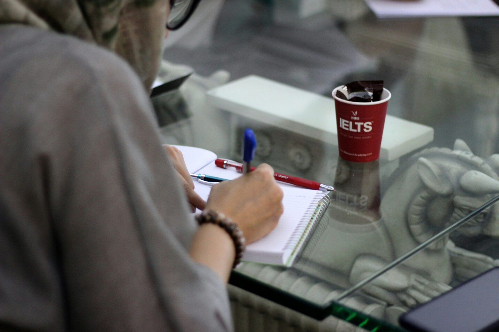 You are currently viewing Hablemos sin rodeos del IELTS: El verdadero pasaporte para trabajar o estudiar en el NHS