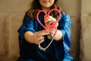 Read more about the article ¿Qué es y cómo convertirse en Médico Asociado en el Reino Unido?
